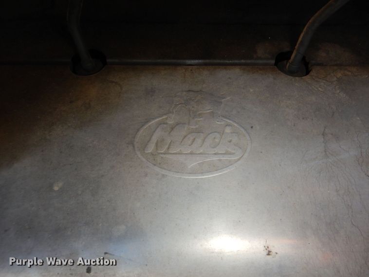 image for item DK0479 2000 Mack RD690S  semi truck