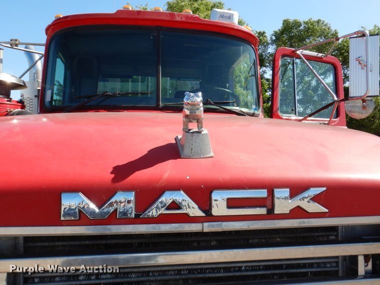 image for item DK0479 2000 Mack RD690S  semi truck