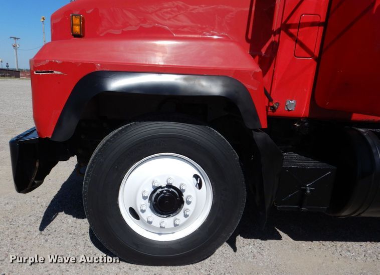 image for item DK0479 2000 Mack RD690S  semi truck