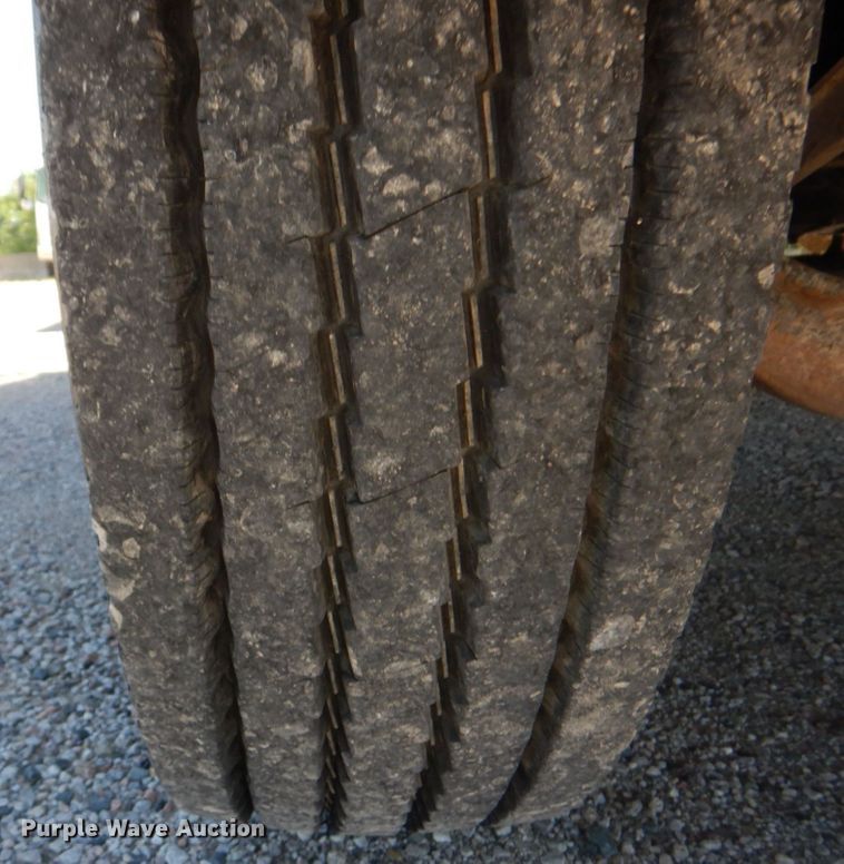 image for item DK0479 2000 Mack RD690S  semi truck