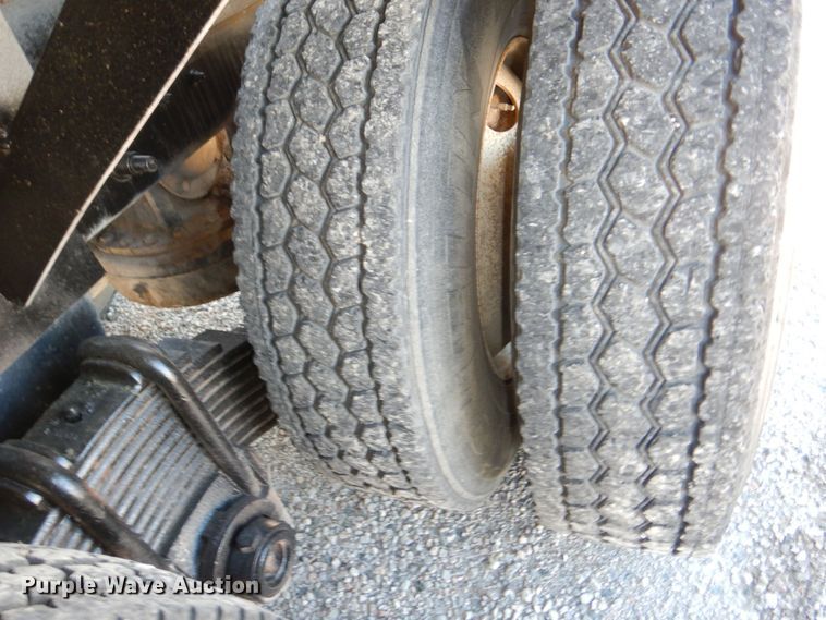 image for item DK0479 2000 Mack RD690S  semi truck