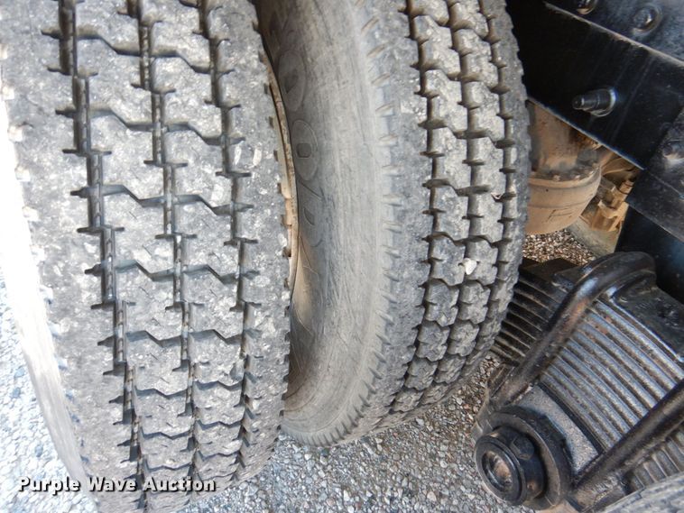 image for item DK0479 2000 Mack RD690S  semi truck