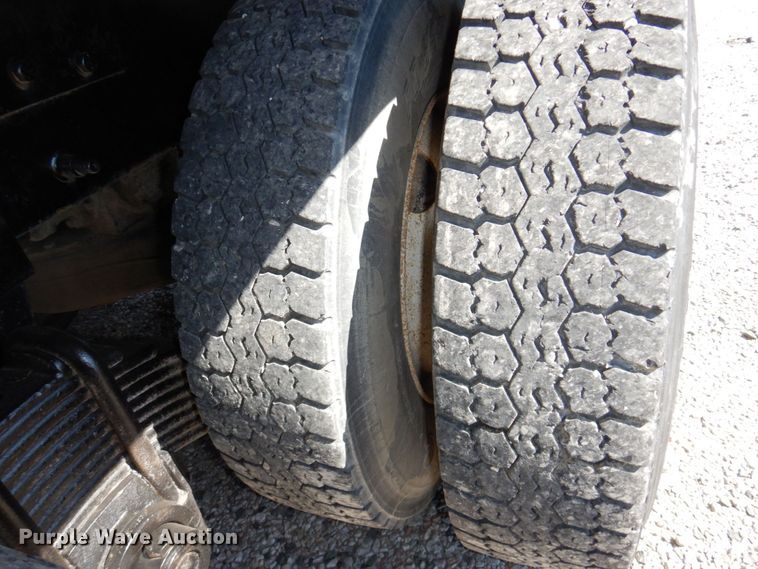 image for item DK0479 2000 Mack RD690S  semi truck