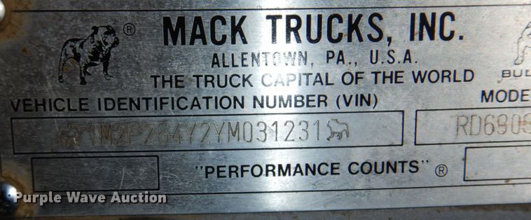 image for item DK0479 2000 Mack RD690S  semi truck