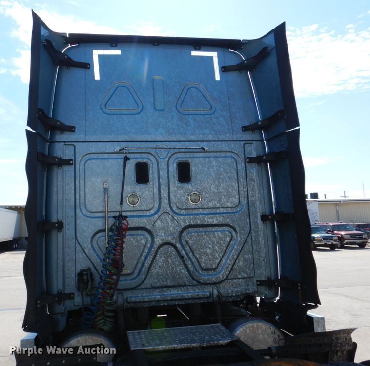 image for item DK0490 2016 Freightliner Cascadia 125  semi truck