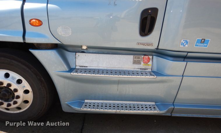 image for item DK0490 2016 Freightliner Cascadia 125  semi truck