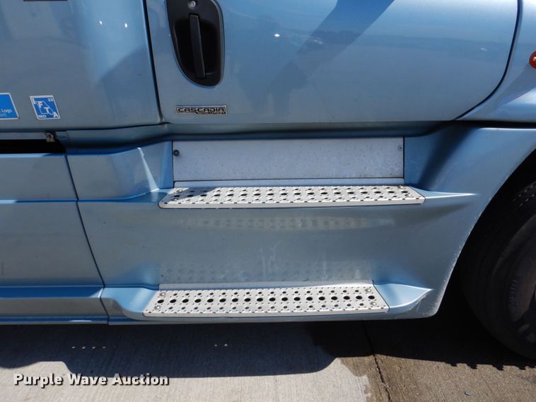 image for item DK0490 2016 Freightliner Cascadia 125  semi truck