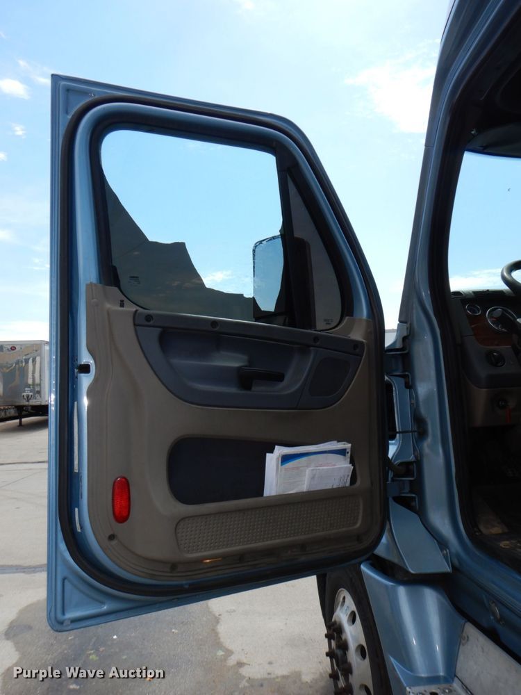 image for item DK0490 2016 Freightliner Cascadia 125  semi truck