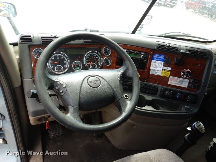 image for item DK0490 2016 Freightliner Cascadia 125  semi truck