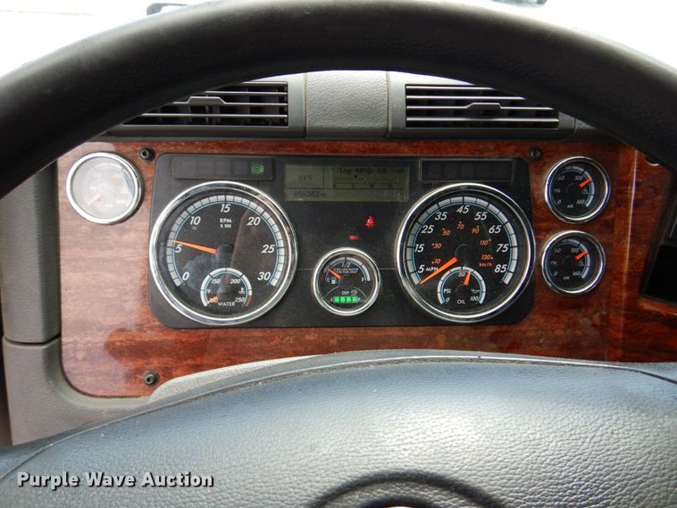 image for item DK0490 2016 Freightliner Cascadia 125  semi truck