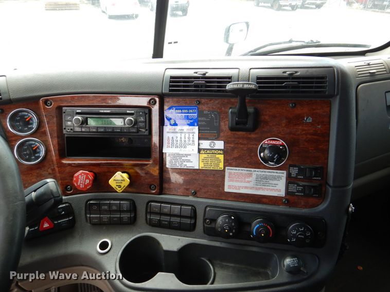 image for item DK0490 2016 Freightliner Cascadia 125  semi truck