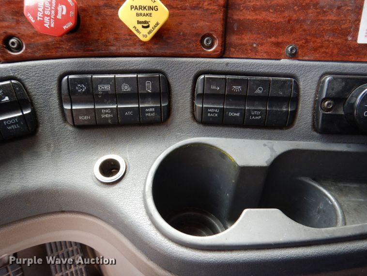 image for item DK0490 2016 Freightliner Cascadia 125  semi truck