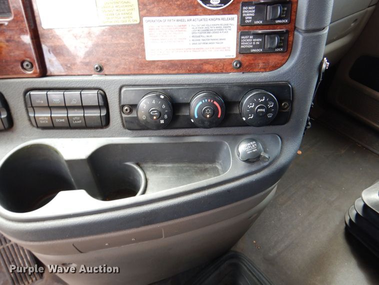 image for item DK0490 2016 Freightliner Cascadia 125  semi truck