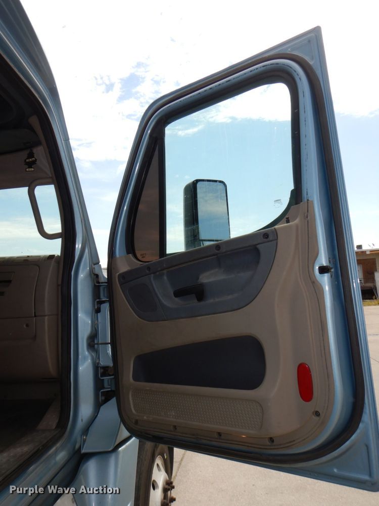 image for item DK0490 2016 Freightliner Cascadia 125  semi truck