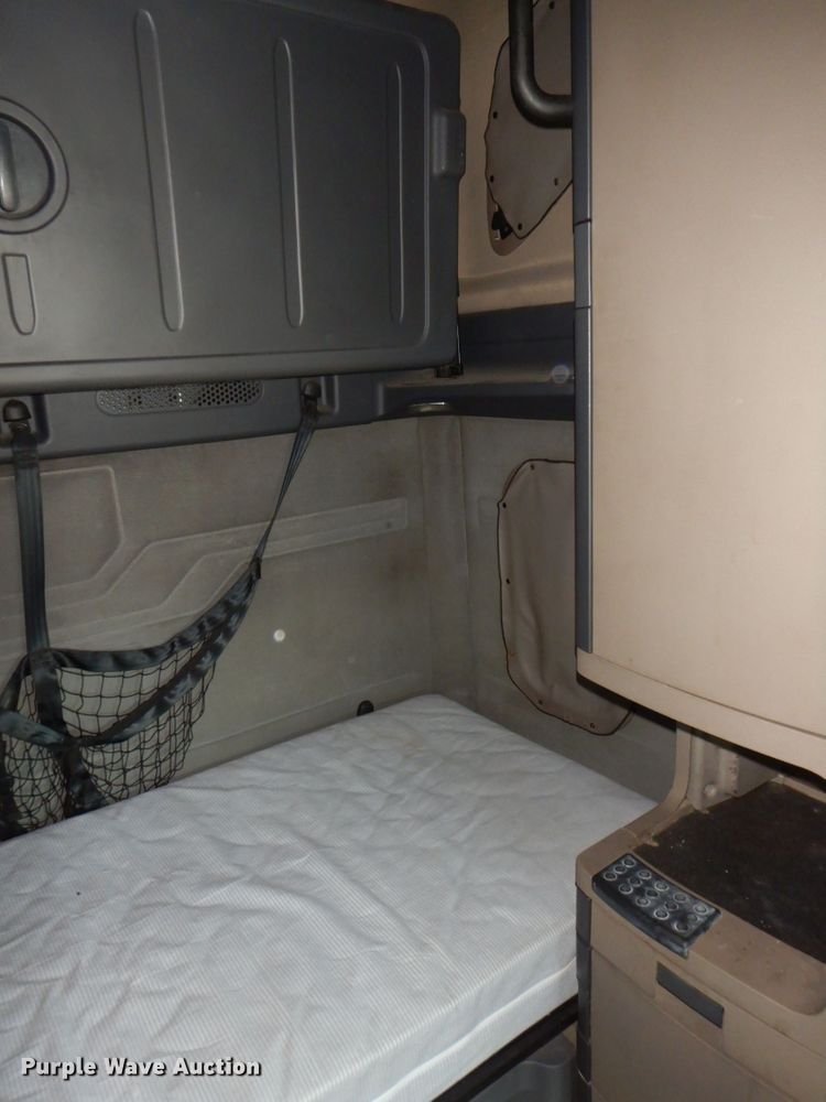 image for item DK0490 2016 Freightliner Cascadia 125  semi truck