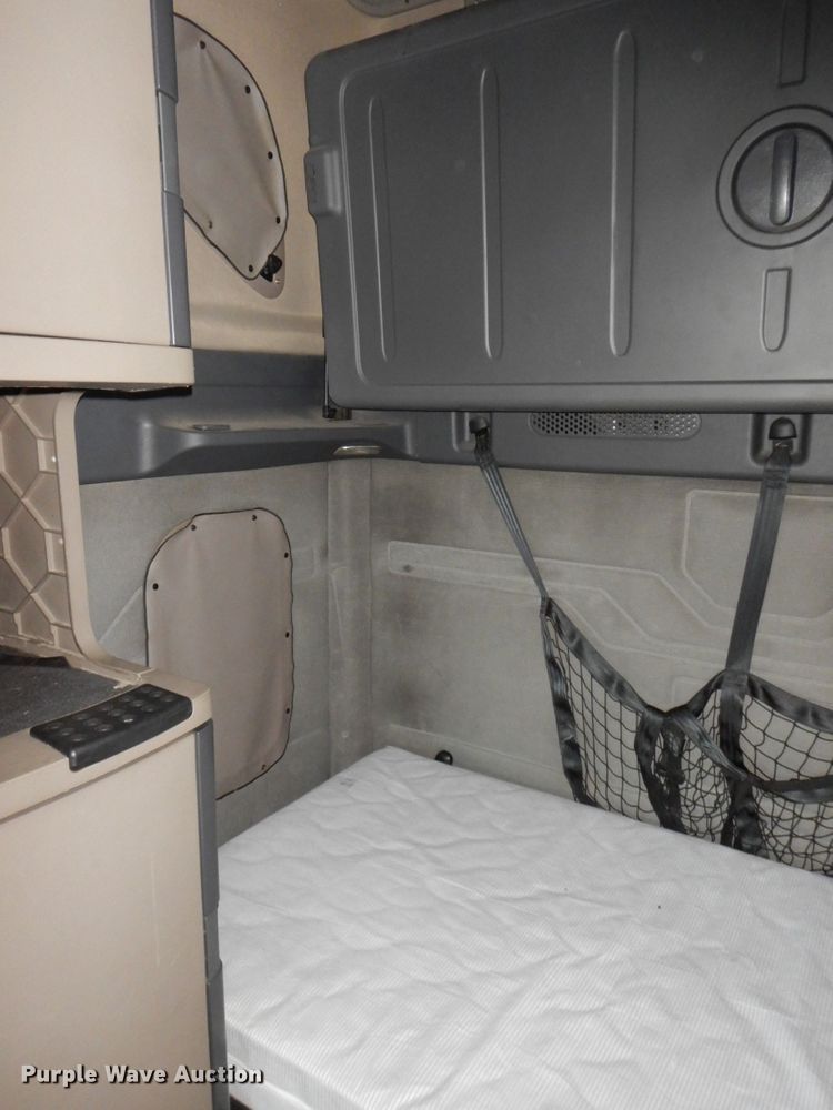 image for item DK0490 2016 Freightliner Cascadia 125  semi truck