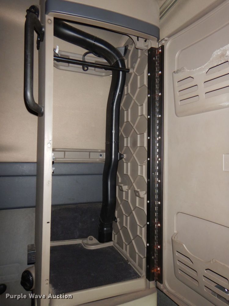 image for item DK0490 2016 Freightliner Cascadia 125  semi truck