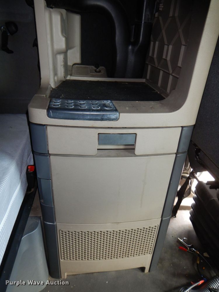 image for item DK0490 2016 Freightliner Cascadia 125  semi truck