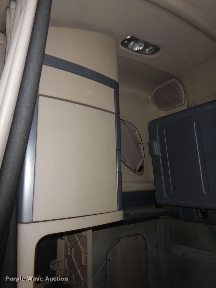 image for item DK0490 2016 Freightliner Cascadia 125  semi truck