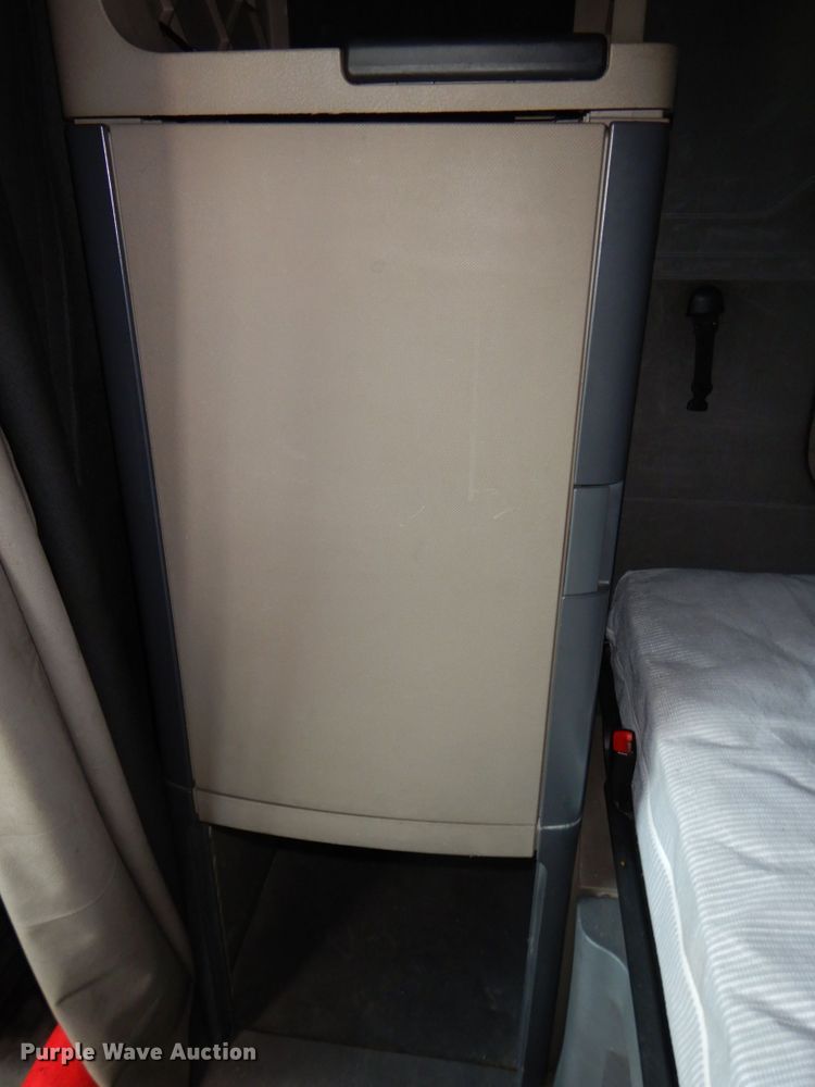 image for item DK0490 2016 Freightliner Cascadia 125  semi truck