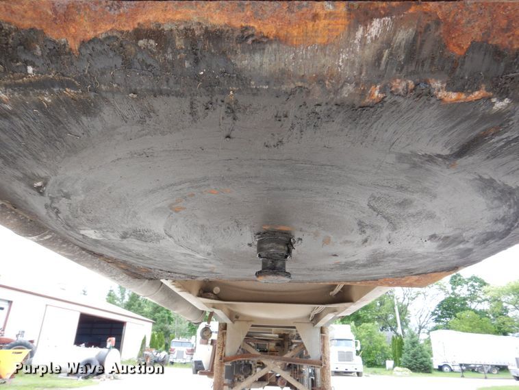 image for item DL3758 1979 Heil  tank trailer