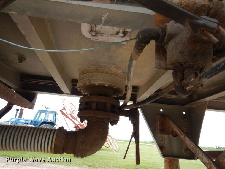 image for item DL3758 1979 Heil  tank trailer