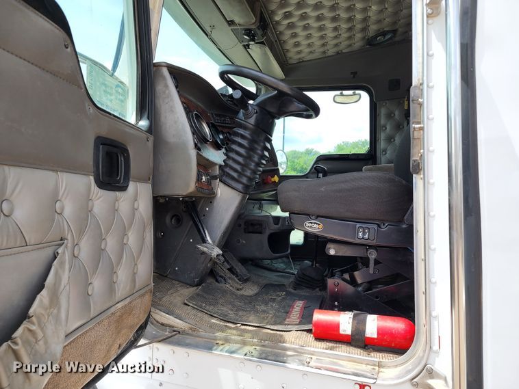 image for item DL6568 2005 Kenworth T800  semi truck