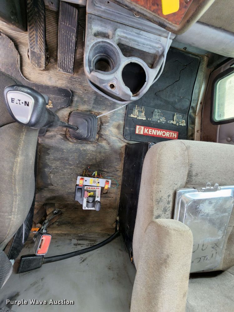 image for item DL6568 2005 Kenworth T800  semi truck