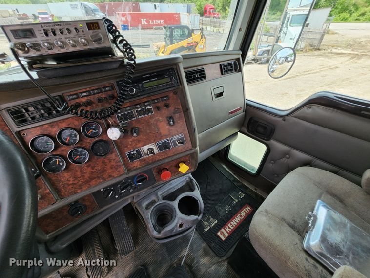 image for item DL6568 2005 Kenworth T800  semi truck