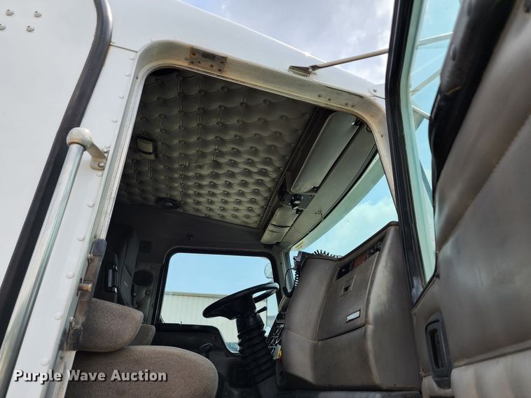 image for item DL6568 2005 Kenworth T800  semi truck