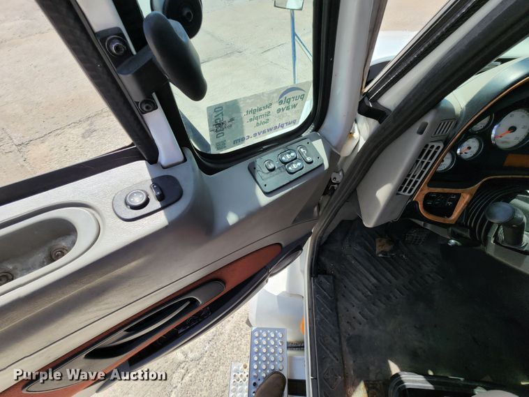 image for item DL6570 2011 International ProStar  semi truck