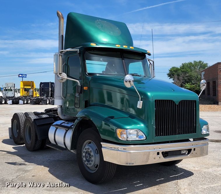 image for item DL6571 2000 International 9100i  semi truck