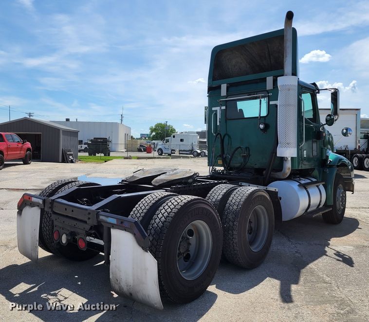 image for item DL6571 2000 International 9100i  semi truck