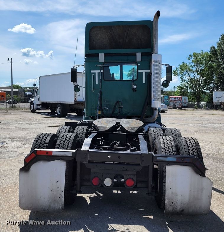 image for item DL6571 2000 International 9100i  semi truck