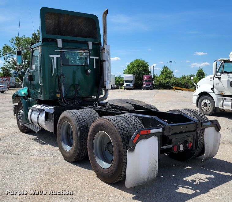 image for item DL6571 2000 International 9100i  semi truck