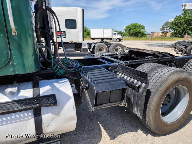 image for item DL6571 2000 International 9100i  semi truck