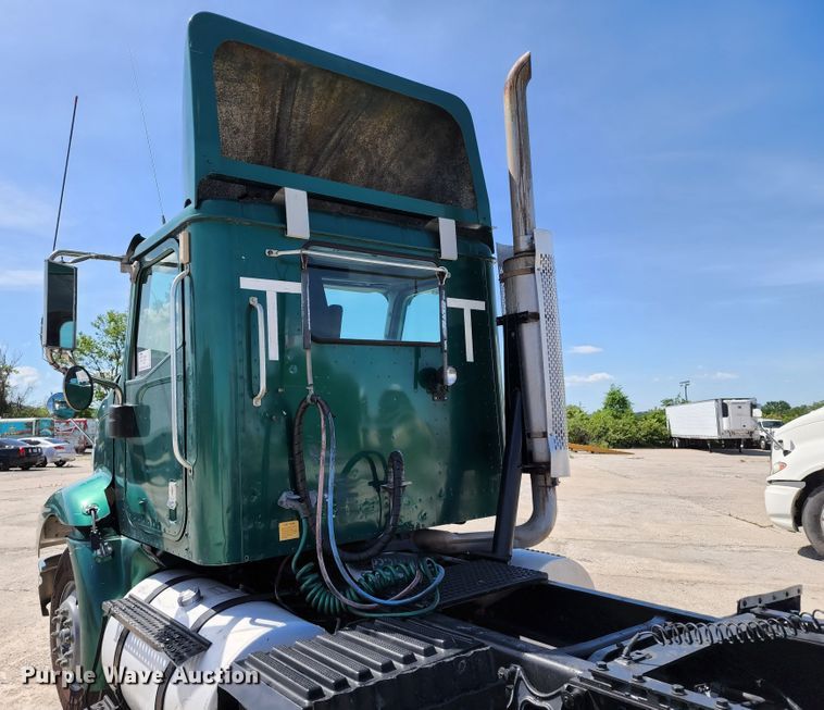 image for item DL6571 2000 International 9100i  semi truck