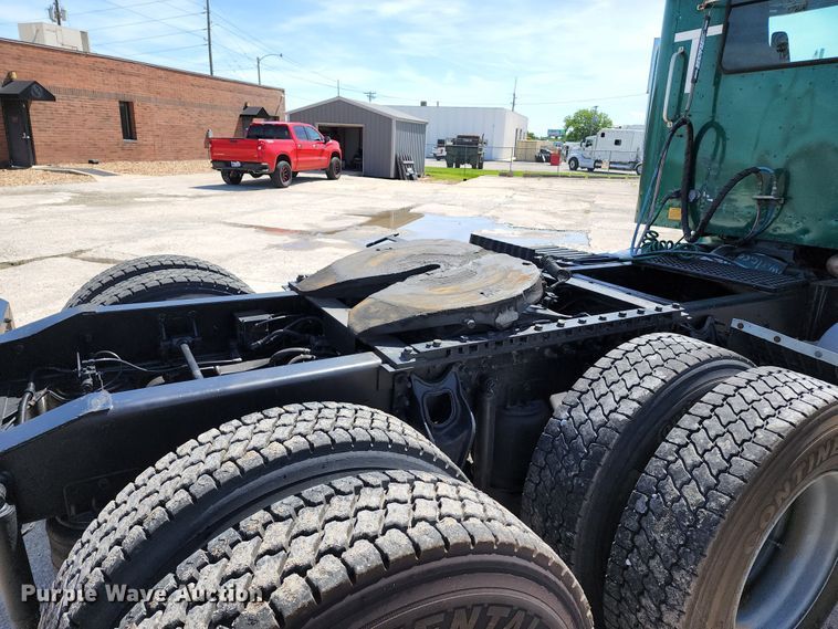 image for item DL6571 2000 International 9100i  semi truck