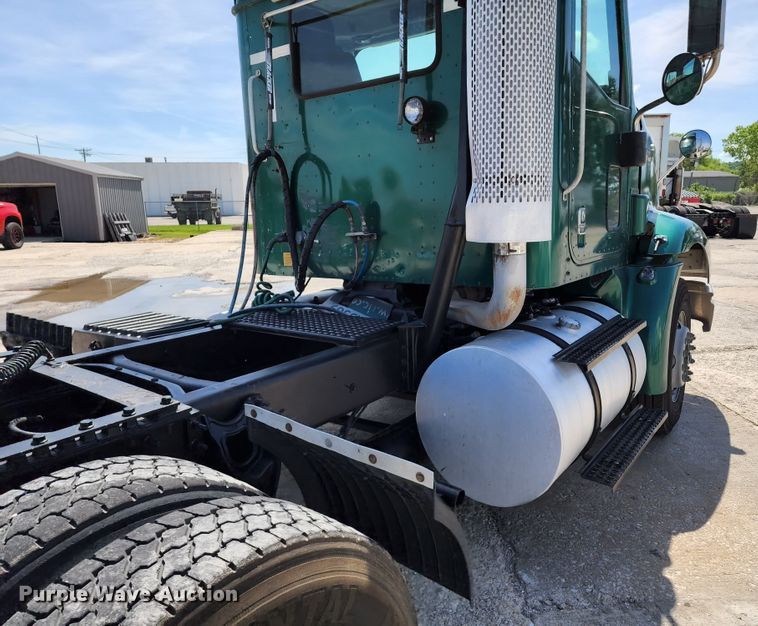 image for item DL6571 2000 International 9100i  semi truck