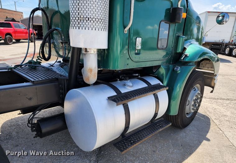 image for item DL6571 2000 International 9100i  semi truck