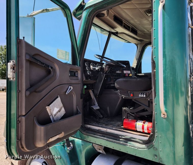 image for item DL6571 2000 International 9100i  semi truck