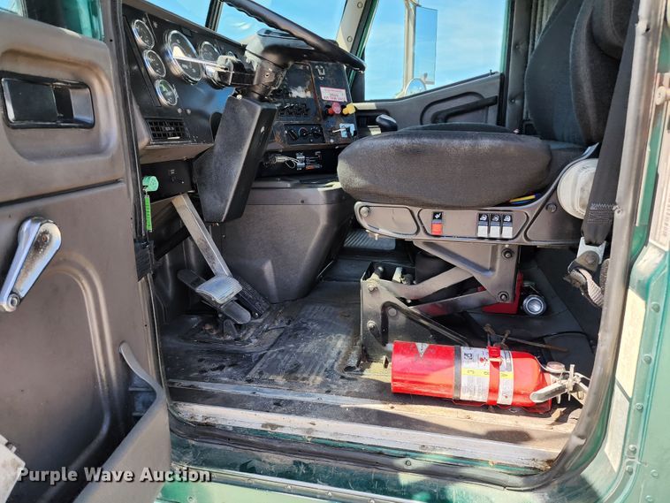 image for item DL6571 2000 International 9100i  semi truck