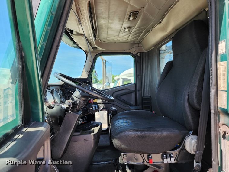 image for item DL6571 2000 International 9100i  semi truck