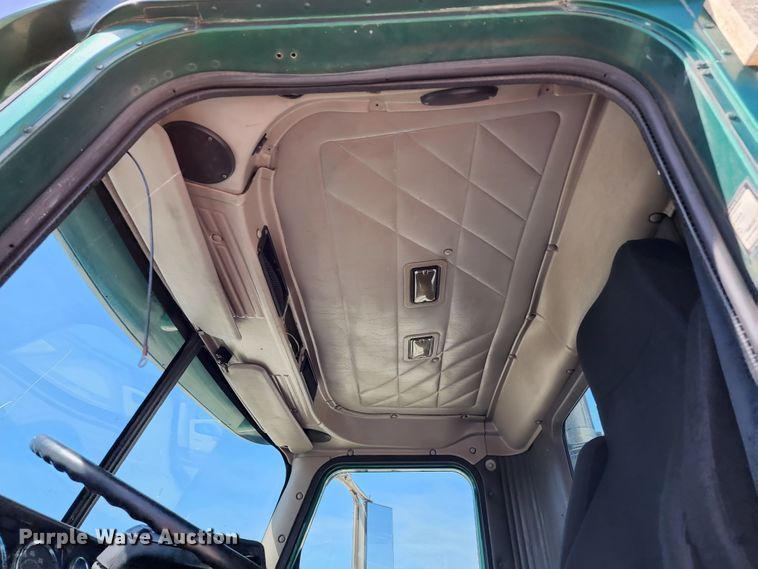 image for item DL6571 2000 International 9100i  semi truck