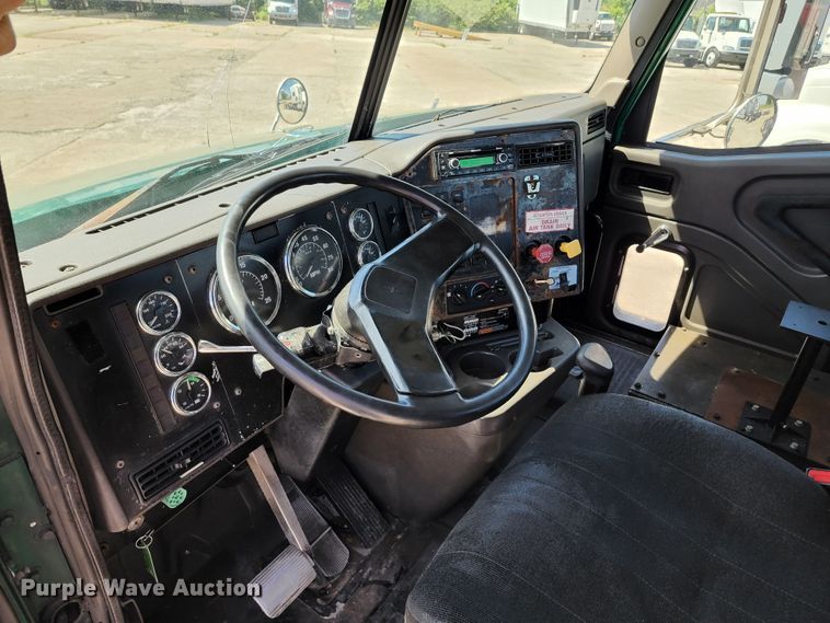 image for item DL6571 2000 International 9100i  semi truck