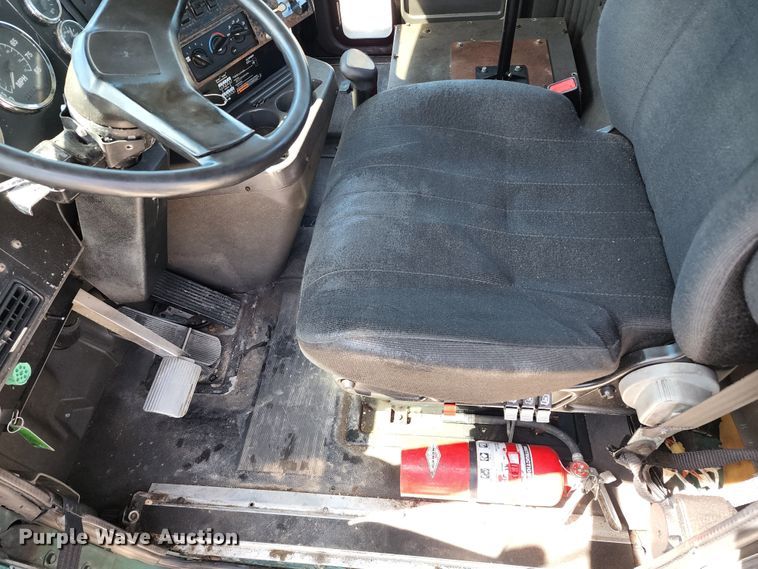 image for item DL6571 2000 International 9100i  semi truck