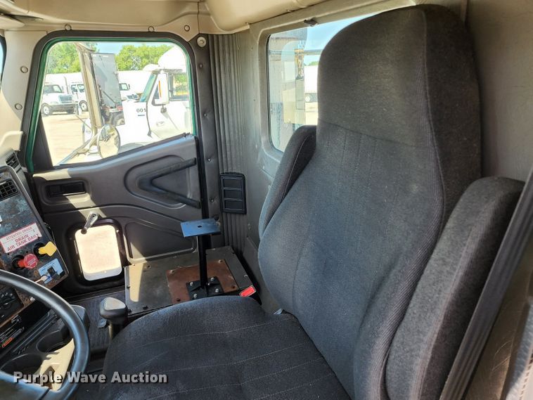 image for item DL6571 2000 International 9100i  semi truck