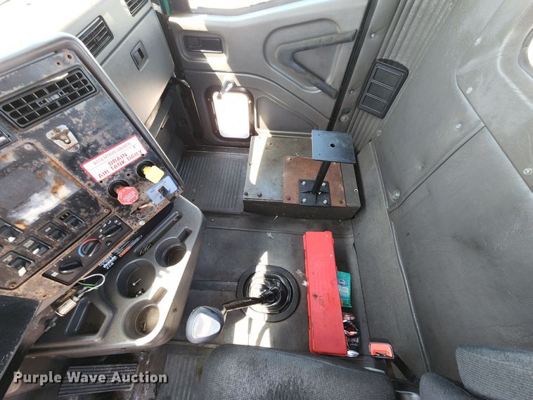 image for item DL6571 2000 International 9100i  semi truck