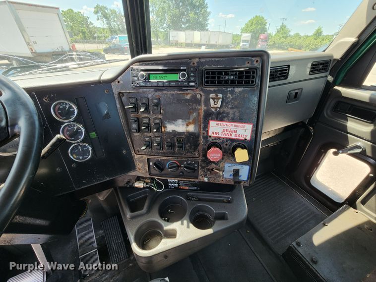 image for item DL6571 2000 International 9100i  semi truck