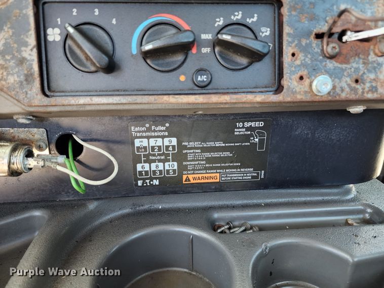 image for item DL6571 2000 International 9100i  semi truck